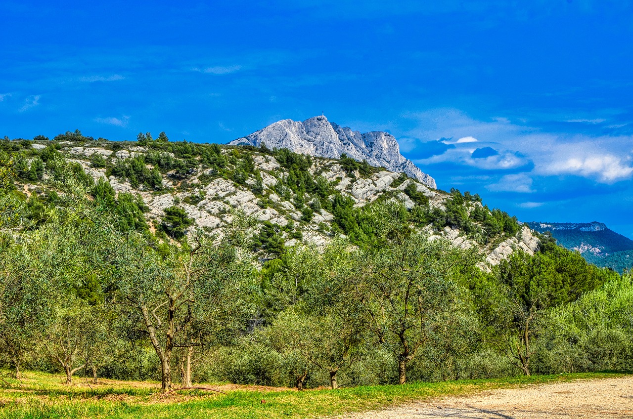 à vélo au pied de la Montagne Satine Victoire